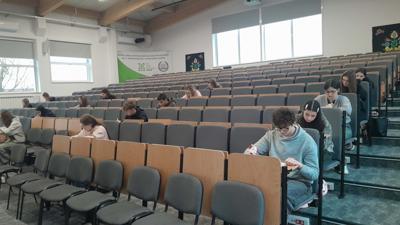 uczniowie podczas konkursu wiedzy o hiv/aids