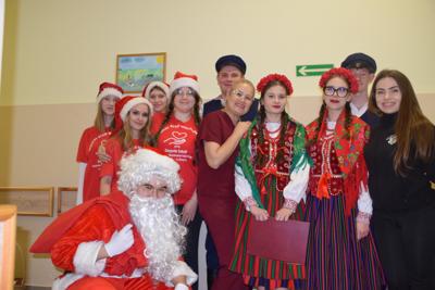 uczniowie z personelem ośrodka