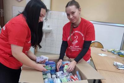 uczennice podczas pakowania zebranych produktów