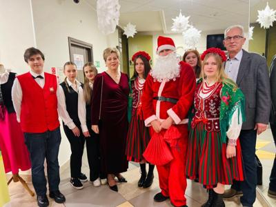 uczniowie i nauczyciele przed jasełkami