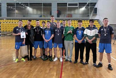 pamiątkowe zdjęcie drużyny z dyplomem