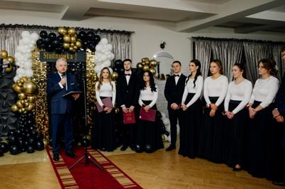 wicedyrektor i uczniowie podczas studniówki