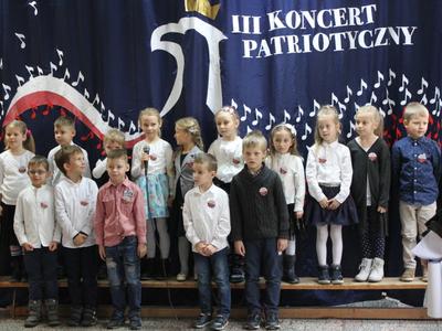 Uczniowie klas młodszych uczcili Święto Niepodległości piosenką.