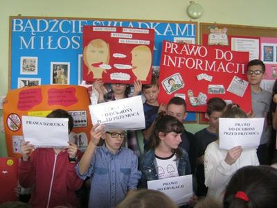 W listopadzie, uczniowie przygotowali, z okazji obchodów wprowadzenia Konwencji Praw Dziecka, plakat