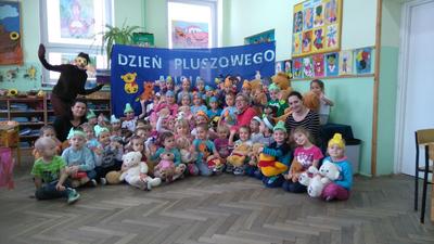 25 listopada w Zespole Szkół w Zieluniu odbył się Dzień Pluszowego Misia. Mali i duzi mogli przyjść