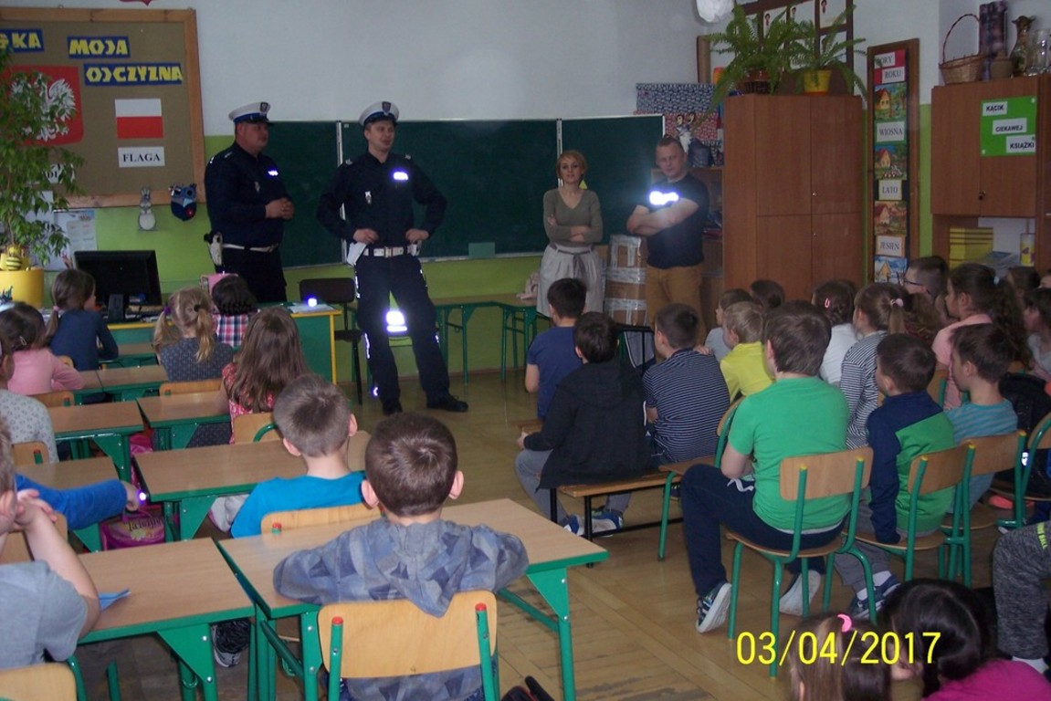 Panowie policjanci mówili o bezpiecznym zachowaniu się na drodze.