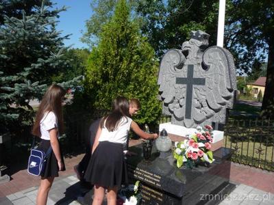 złożenie kwiatów na pomniku