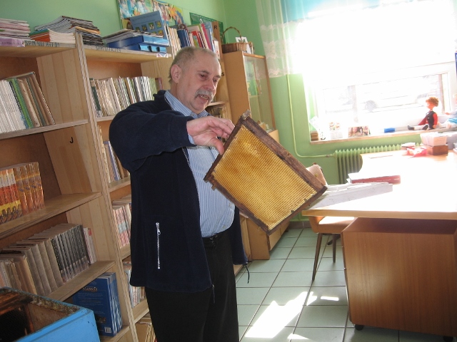 W poniedziałek w naszej szkole gościł Pan Czesław Polarczyk, który bardzo ciekawie opowiadał o życiu i zwyczajach pszczół. To na prawdę zdumiewające i wspaniałe owady. Oglądaliśmy także mieszkanie pszczół – ul i sprzęty potrzebne pszczelarzowi.