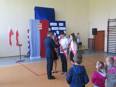 Uroczyste wręczenie flagi państwowej i flagi Unii Europejskiej przez Burmistrza Gminy Włoszczowa Grz