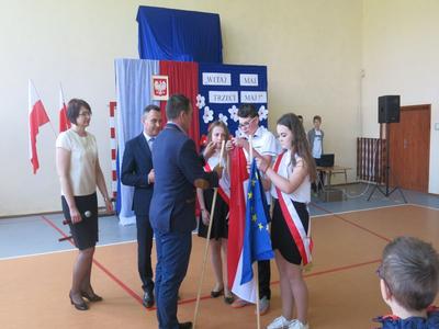 Uroczyste wręczenie flagi państwowej i flagi Unii Europejskiej przez Burmistrza Gminy Włoszczowa Grz