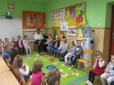 Głośne czytanie bajki ,,Najsłodsza owsianka- czyta Anna Konarska-Ciupa - bibliotekarz szkolny.