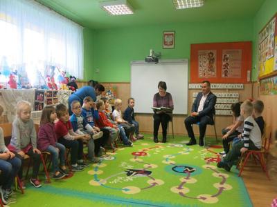 Głośne czytanie bajki ,,Dzikie łabędzie 29 listopada 2017r.