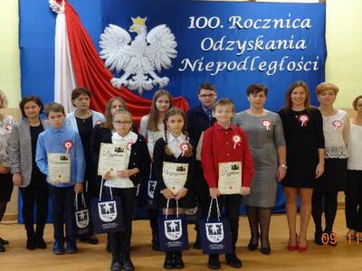 Laureaci konkursu literacko-fotograficznego ,,Historia leśnej kapliczki.