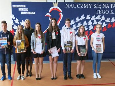 Laureaci konkursu plastycznego i wiedzowego.