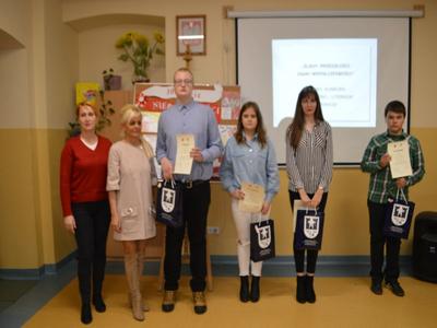 Laureaci konkursu plastyczno-literackiego.