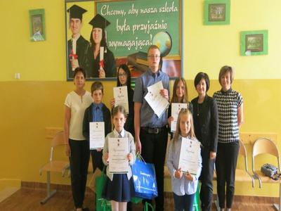 Laureaci konkursu ,,Świętokrzyskie korzenie- moje drzewo genealogiczne wraz z opiekunami.