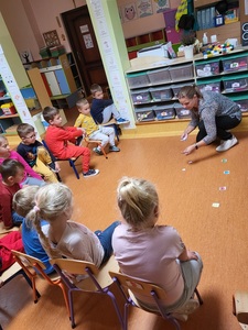 Dzieci z Punktu Przedszkolnego podczas zajęć uczą się segregować śmieci.