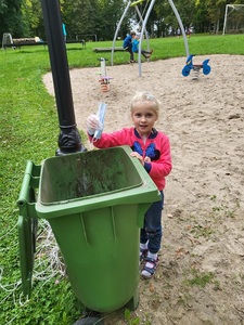 Dzieci z Punktu Przedszkolnego sprzątają świat pod opieką pani Pauliny i pani Emilii