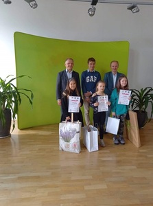 Laureatki konkursu plastycznego- I, II, III miejsce z organizatorami konkursu