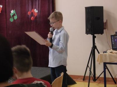 PROWADZĄCY WOJTEK CIEMIŃSKI