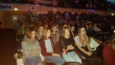 Uczniowie klasy II i III gimnazjum Publicznej Szkoły Podstawowej w Suminie im. Kornela Makuszyńskiego na koncercie Margaret w Gdyni