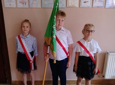 Poczet Sztandarowy: (od lewej) Oliwia Szweda, Stanisław Pliszka, Anna Buczyńska- uczniowie klasy IV