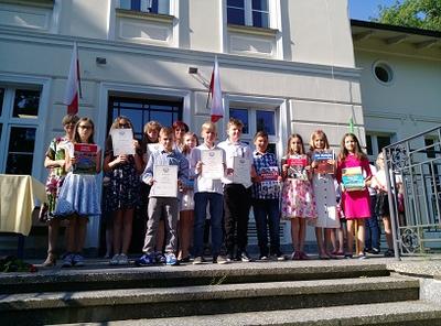 Wyróżnieni uczniowie klasy Va wraz z wychowawcą- p. Małgorzatą Ziemba