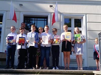 Wyróżnieni uczniowie klasy Vb wraz z wychowawcą- p. Radosławem Kołakowskim
