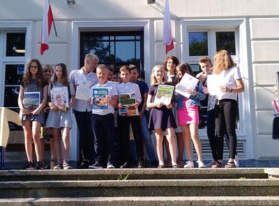 Wyróżnieni uczniowie klasy VI wraz z wychowawcą - p. Katarzyną Sojką