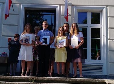 Wyróżnieni uczniowie klasy VII z wychowawcą- p. Emilią Ciesielską