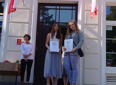 Laureatki nagrody specjalnej "Cichy bohater" ufundowanej przez Radę Rodziców - (od lewej)ucz. kl. VIII Ewa Ciemińska oraz ucz. kl. III gimnazjum- Ewelina Stanek