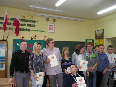 Akademię przygotowała klasa 1 zsz. Przedstawiciele klas wzięli udział w konkursie wiedzy o Polsce. N