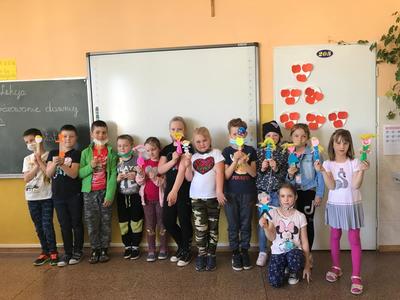Uczniowie kl. Ia wykonali z odpadów lalki na patyku.