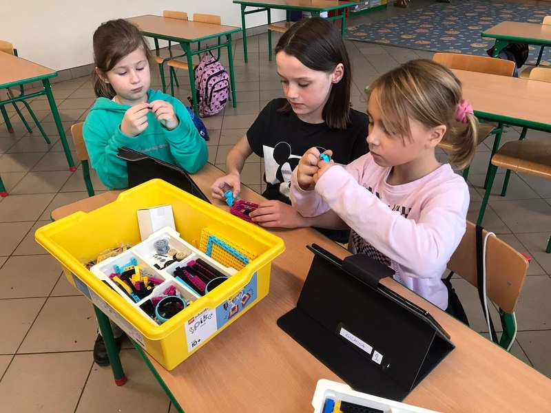 Uczniowie podczas pracy z klockami lego