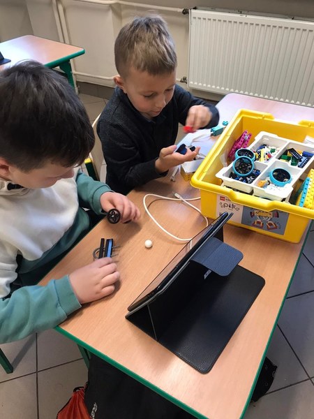 Uczniowie podczas pracy z klockami lego
