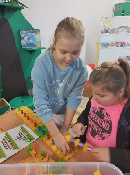 Uczniowie podczas pracy z klockami korbo