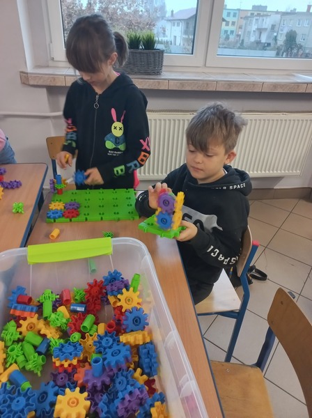 Uczniowie podczas pracy z klockami korbo