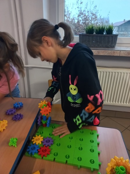 Uczniowie podczas pracy z klockami korbo