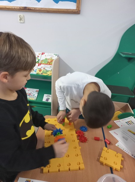 Uczniowie podczas pracy z klockami korbo
