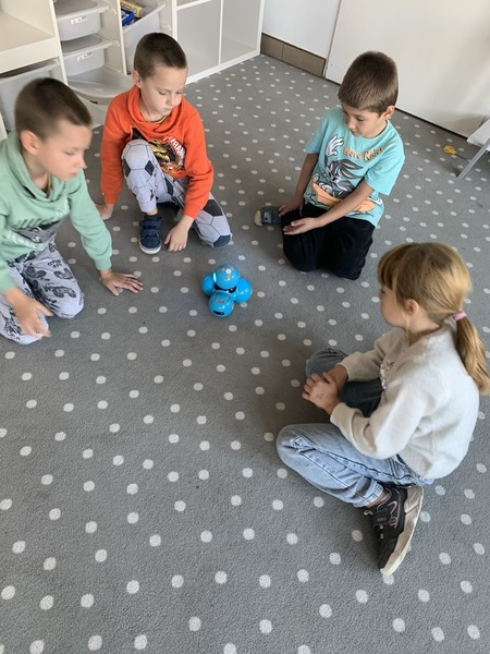 Uczniowie podczas pracy z robotem Photon