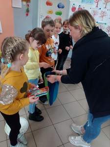 Wręczenie upominków z pasowania.