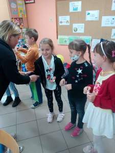 Dzieci otrzymują pamiątki z pasowania. 