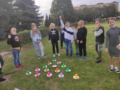 Uczniowie maja lekcje w terenie