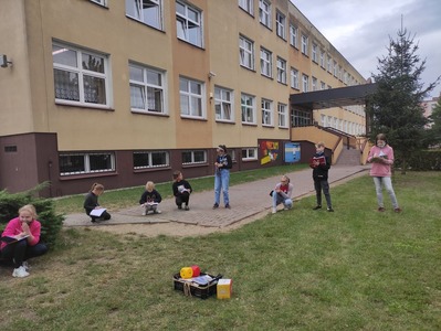 Uczniowie grają w gry logiczne