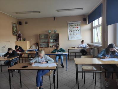 Uczniowie rozwiązują zadania konkursowe