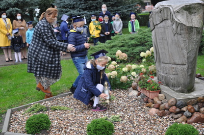 Złożenie kwiatów przed pomnikiem patrona szkoły