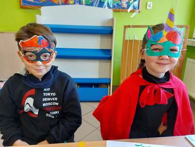 Przebrani za bajkowe postacie uczniowie kl. II