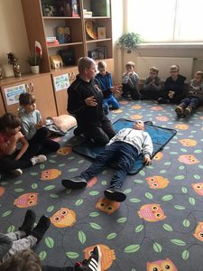 Dzieci uczą sie resuscytacji