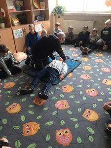 Dzieci uczą sie resuscytacji