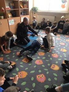 Dzieci uczą sie resuscytacji